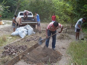 Comunitários trabalharam juntos para a criação da horta
